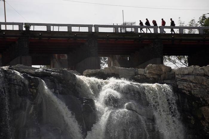 Fotografía fechada el 28 de marzo del 2020 que muestra a personas caminado en las inmediaciones del rÌo Santiago, en el municipio del El Salto en el estado de Jalisco (México). Francisco Guasco, EFE