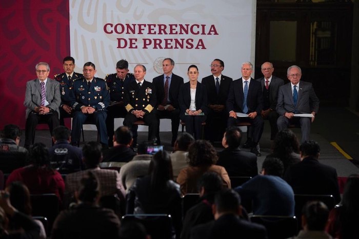 Los invitados a la conferencia de prensa del Presidente de este jueves. Foto: Gobierno de México