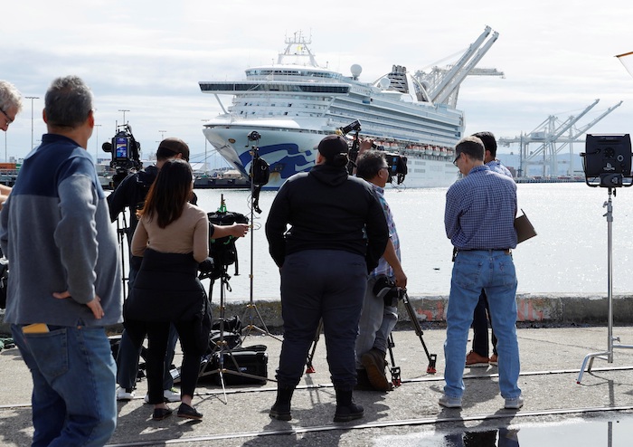 Miembros de la prensa fueron registrados este lunes al registrar la llegada del crucero Grand Princess, en el que varios pasajeros y miembros de la tripulación fueron diagnosticados por el coronavirus COVID-19, en el puerto de Oakland (California, USA) Foto: John G. Mabanglo, EFE