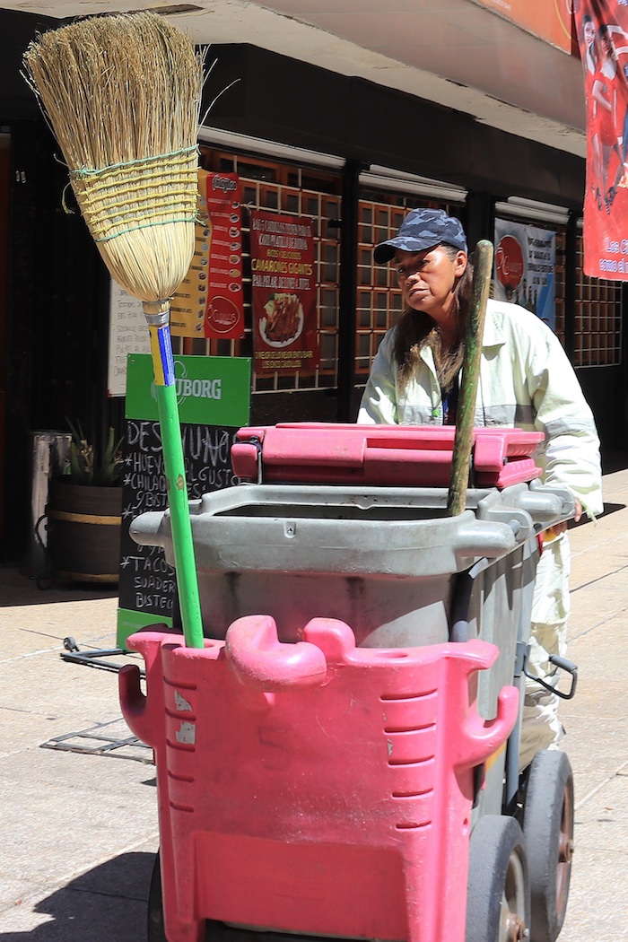 Fotografía fechada el 4 de marzo del 2020, que muestra a una mujer trabajadora de limpieza, laborando en calles de Ciudad de México (México). Foto: José Pazos