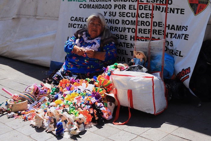 Fotografía fechada el 4 de marzo del 2020, que muestra a una mujer vendiendo artesanías, en calles de Ciudad de México (México). Foto: José Pazos, EFE