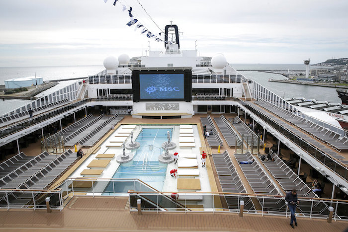 La foto de archivo del 3 de junio de 2017 muestra la piscina en la cubierta superior del crucero MSC Meraviglia en el puerto de Le Havre, Normandía, Francia. Foto: Thomas Padilla, File, AP