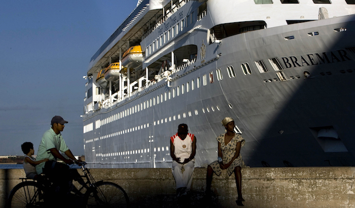 En esta imagen del 14 de abrIl de 2008, el crucero Braemar de la línea Fred Olson permanece anclado en La Habana. Foto: Ramón Espinosa, archivo, AP