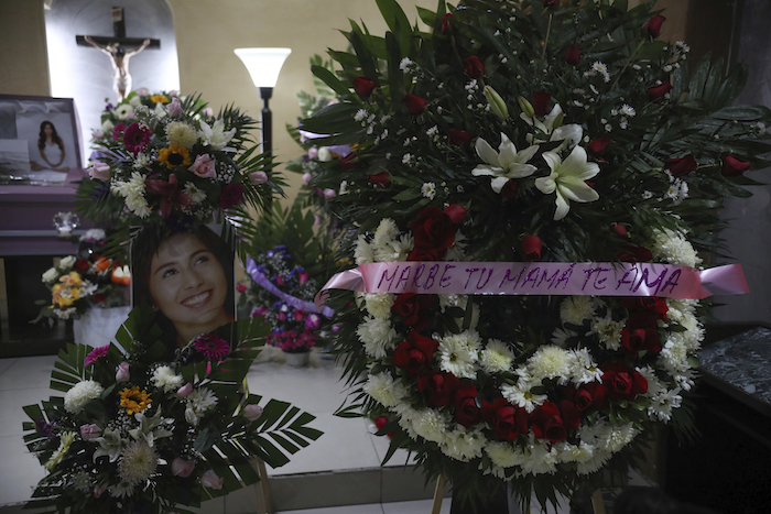 Una fotografía de la mujer asesinada Marbella Valdez se muestra junto a una corona de flores con el texto "Marbe, tu mamá te ama", junto a su ataúd durante el funeral en una funeraria de Tijuana, México, el jueves 13 de febrero de 2020. Foto: Emilio Espejel, AP