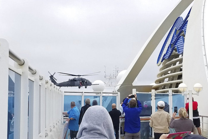 Fotografía proporcionada por Michele Smith de pasajeros observando cuando un helicóptero de la Guardia Nacional vuela sobre el crucero Grand Princess el jueves 5 de marzo de 2020 en la costa de California. Foto: Michele Smith vía AP