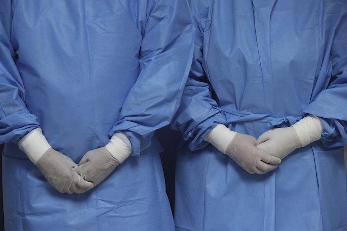 Enfermeras en bata esperan a pacientes en un pequeño centro médico que se especializa en enfermedades respiratorias en Lima, Perú, el miércoles 11 de marzo de 2020, en momentos que Latinoamérica toma medidas para enfrentar la propagación del nuevo coronavirus. La mayoría de las personas que se contagia de la enfermedad COVID-19 se recupera. Foto: Martín Mejía, AP