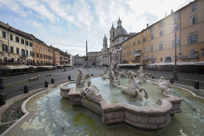 Vista de la Piazza Navona en Roma, desierta durante la emergencia por el coronavirus, el miércoles 18 de marzo de 2020. Foto: Andrew Medichini, AP