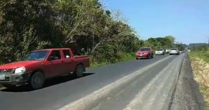 En una caravana con unas 800 camionetas, llegaron a la Unión Ganadera de Las Choapas, donde tuvieron un convivio para refrendar la solidaridad entre grupos de autodefensas en municipios del sur. Foto: Imagen tomada de video 