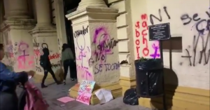 Mujeres irrumpieron en la Catedral Metropolitana de Hermosillo en contra de la pedofilia. Foto: Captura de pantalla.