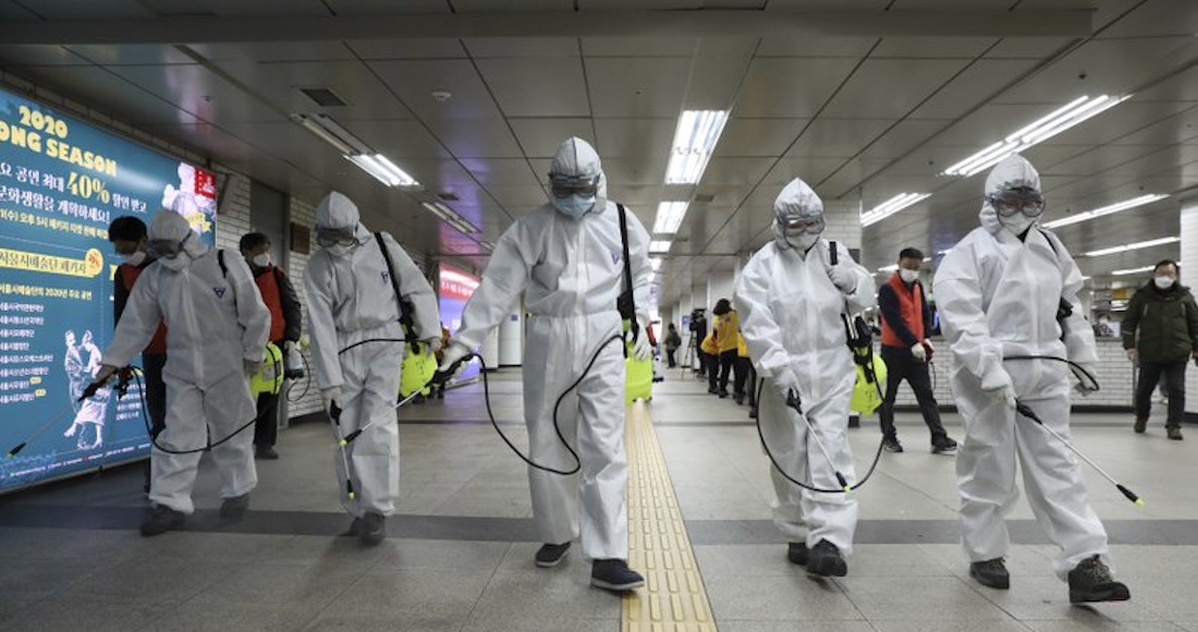Trabajadores con equipo de protección desinfectan una estación de metro como precaución contra el coronavirus, en Seúl, Corea del Sur. Foto: Kim Sun-woong/Newsis vía AP