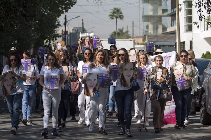 En noviembre pasado, familiares y amigas de Abril Pérez, la regiomontana asesinada en la Ciudad de México, realizaron una marcha silenciosa en Nuevo León. Foto: Gabriela Pérez Montiel, Cuartoscuro