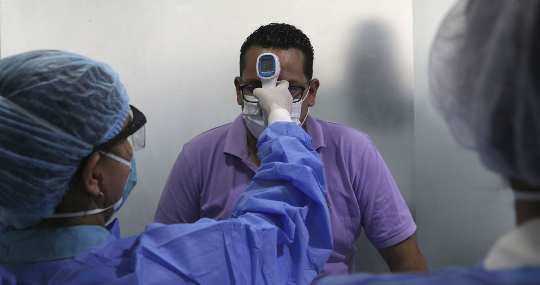 Personal sanitario toma la temperatura a un hombre en un pequeño centro médico en Lima, el miércoles 11 de marzo de 2020, como medida preventiva contra la propagación del nuevo coronavirus. La mayoría de la gente se recupera de la enfermedad COVID-19 causada por ese virus. Foto: Martín Mejía, AP