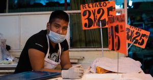 Un joven carnicero espera a que lleguen clientes en tiempos de cuarentena. Foto: María Ruiz/Pie de Página.