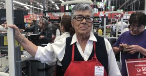 Hilda García, 78 años de edad, empacadora en la tienda Hiper Soriana. Foto: Pie de Página. 