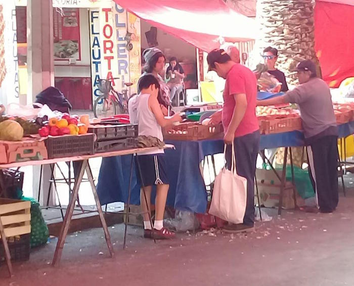 señores-hacen-mandado-en-dia-de-paro