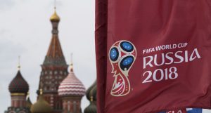 En imagen de archivo del 4 de junio de 2018, una bandera con el logo de la Copa del Mundo 2018 ondea frente a la Catedral de de San Basilio, en Moscú, Rusia.