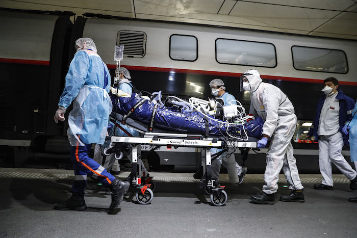 Personal médico embarca a un paciente de COIVD-19 en la estación de tren de Gare d'Austerlitz, el miércoles 1 de abril de 2020 en París. Foto: Thomas Samson, Pool vía AP