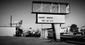 Dos integrantes de Barbas Poéticas (revista dedicada a la poesía, filosofía, generación beat y contracultura) probaron esta técnica y obtuvieron como resultado el siguiente poema. Foto: Especial