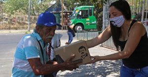 La Fundación Alejandrina Guzmán ha sido una de las financiadoras de la entrega de despensas. Foto: Cuartoscuro.
