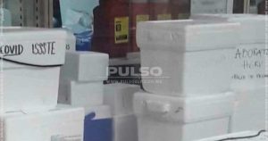 El personal que entra a labores regulares a las ocho de la mañana fue concentrado en el estacionamiento para evitar su ingreso. Foto: El Pulso 