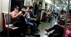 El temor a una crisis económica sin precedentes, cuyos efectos devastadores sobre los más débiles hace temer una situación insostenible dentro de pocas semanas, pone en evidencia una vez más cómo los enormes desequilibrios y las profundas desigualdades existentes. Foto: Alberto Valdés, EFE