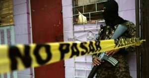 En El Salvador, los pandilleros del Barrio 18 Revolucionarios que operan en el Centro Histórico de San Salvador, la capital, anunciaron que perdonarían los pagos a vendedores informales de la zona. Imagen ilustrativa: InShight