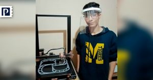 Rafael explicó que inició por su cuenta y comenzó a regalarlas a conocidos: “primero a médicos de la familia, a amigos y después me enteré del grupo Sonora Makers y les pedí si me podía unir a ellos y una vez dentro trabajamos en equipo para fabricar a mayor volumen”. Foto: Proyecto Puente. 