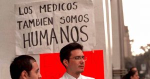 La Fiscal General de Justicia del Estado (FGJE) apuntó que los enfermeros y personal médico se encuentran en riesgo constante y su labor la realizan por convicción, el trabajo comunitario sería al interior de un hospital para que conozcan lo que significa portar el uniforme blanco. Imagen ilustrativa: Cuartoscuro