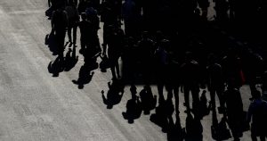 Jornaleros migrantes hacen el trayecto a pie. Foto ilustrativA: Manish Swarup, AP.