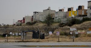 En Lomas de San Francisco Tepojaco hay más de 11 mil casas, casi todas de interés social. Casi ninguna de las personas que vive aquí está consciente del peligro que los rodea; el coronavirus es lo de menos. Foto: Arturo Contreras Camero, Pie de Página. 