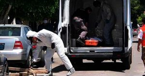 Paramédicos de la Cruz Roja acudieron al lugar, para tratar de prestar los primeros auxilios a la víctima, pero una vez que lo examinaron, determinaron que ya no presentaba signos vitales y que hacía ya algunos minutos que había fallecido. Foto: Especial vía Pulso SLP
