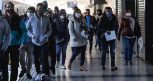 Decenas de personas caminan en la Estación Ferroviaria de Once mientras avanza la extensión de la cuarentena obligatoria debido a la pandemia en Buenos Aires, Argentina. Foto: Juan Ignacio Roncoroni,EFE.
