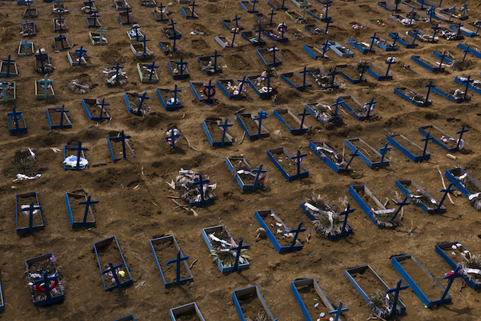 Esta imagen del lunes 11 de mayo de 2020 muestra tumbas de personas que han muerto en los últimos 30 días durante la pandemia del coronavirus, en una nueva sección del cementerio Nossa Senhora Aparecida, en Manaos, Brasil.