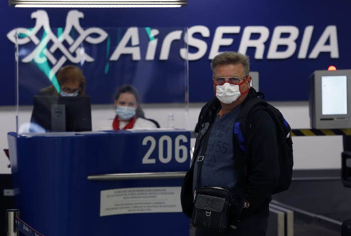 Un pasajero espera para entregar su equipaje en el aeropuerto internacional Nikola Tesla, en Belgrado, el 21 de mayo del 2020.