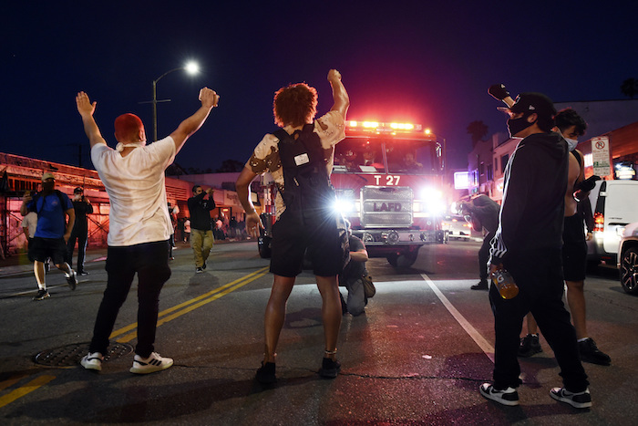 Manifestantes bloqueando el paso a un camión de bomberos de Los Ángeles, durante disturbios en Melrose Avenue, el sábado 30 de mayo de 2020 en Los Ángeles. 