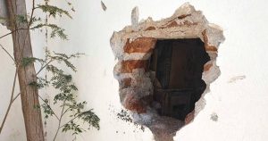 Los hombres fueron encontrados con herramientas que utilizaron para realizar el boquete por el que entraron al lugar. Foto: Proyecto Puente