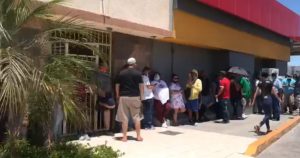 Hermosillo registró largas filas de personas para comparar cerveza. Imagen tomada de video, Proyecto Puente. 