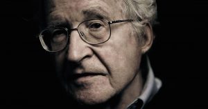 Justo ahora, que estamos aislados socialmente, frente a una virus sin vacuna y en plena discusión de lo que es o no esencial en la vida de los seres humanos, este libro compilatorio de Noam Chomsky es ideal. Foto: Especial