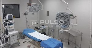 La Unidad de Cuidados Intensivos (UCI) para pacientes con COVID-19, está conformada por una cama con diversas funciones. Foto: Pulso.