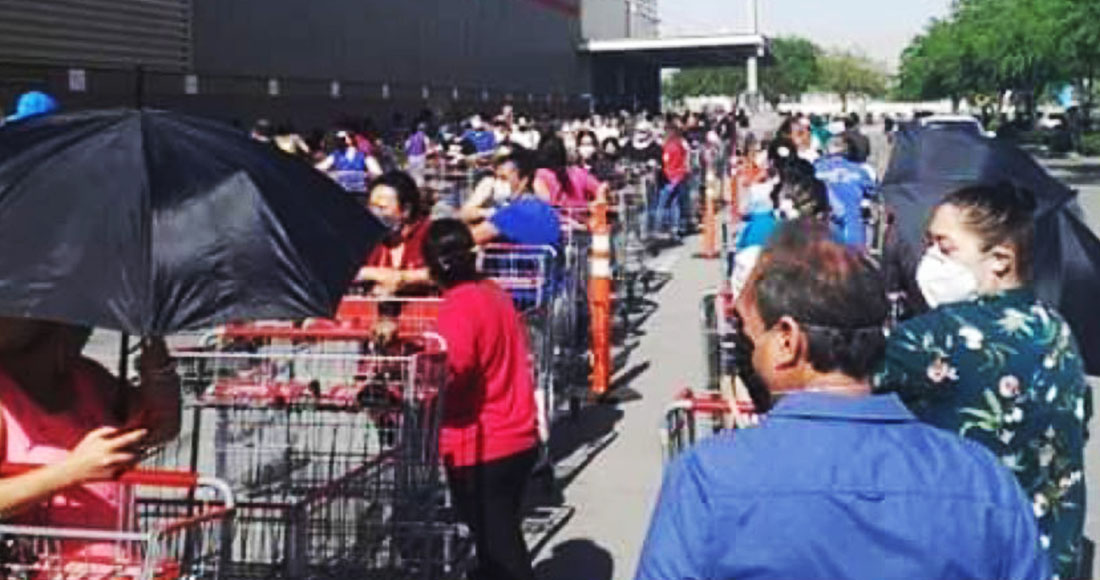 Habitantes de Ciudad Juárez hacen largas filas en Costco para comprar