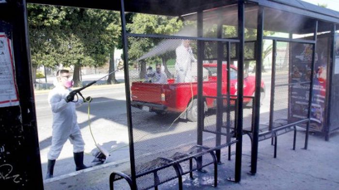 Se dedican a sanitizar hospitales, parques, lanzaderas de taxis, unidades del transporte público, patrullas, incluso hay ciudadanos que hacen fila para que también les toque una rociada.