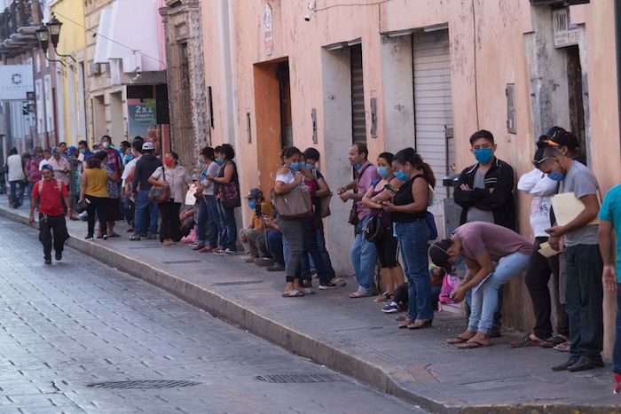 Cientos de personas se forman desde tempranas horas en oficinas de Gobierno para tramitar el seguro de desempleo que le brindará un apoyo económico de 2 mil 500 pesos en Yucatán.