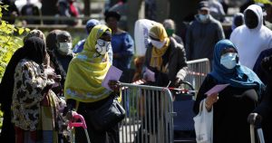 Unas personas esperan recibir alimentos y otros productos básicos entregados por organizaciones voluntarias como ACLEFEU en Clichy-sous-Bois, un suburbio de bajos recursos en la periferia de París, Francia, el 22 de abril de 2020.