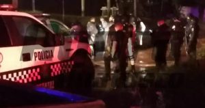 Elementos de la Fiscalía de Huatusco acudieron al lugar para levantar el cuerpo. Foto: Plumas Libres. 