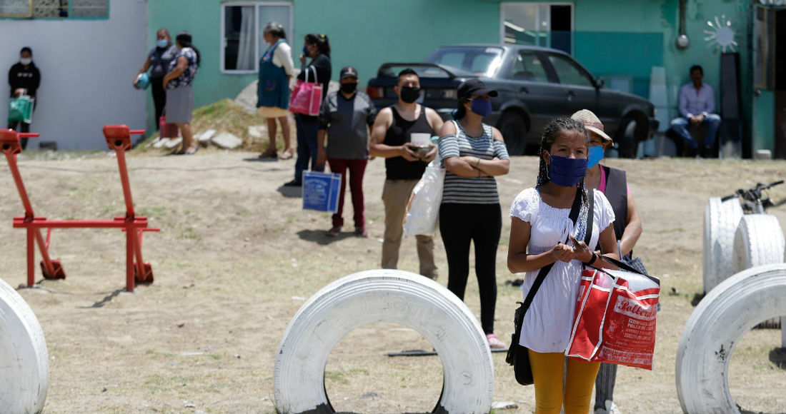 Entrega de comidas a personas afectadas por la COVID-19 en Puebla.