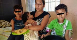 La madre de los cinco pequeños, Iris Vianeth Beltrán, lo pensó mucho, pero se armó de valor y lanzó un SOS en las redes sociales: "no tengo nada que darle de comer a mis hijos". Foto: Blog Expediente