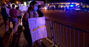 Manifestantes en Memphis, Tennessee, reunidos afuera de un recinto policial. Foto: Adrian Sainz, AP