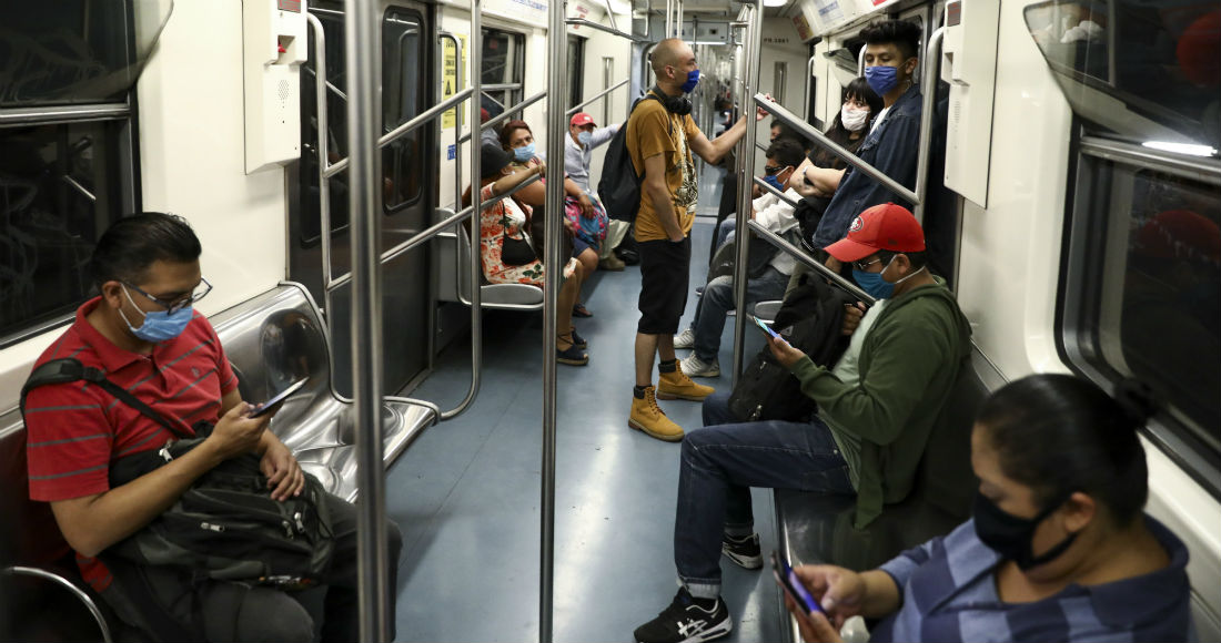 La foto muestra viajeros con mascarillas en el metro de Ciudad de México, 14 de mayo de 2020.