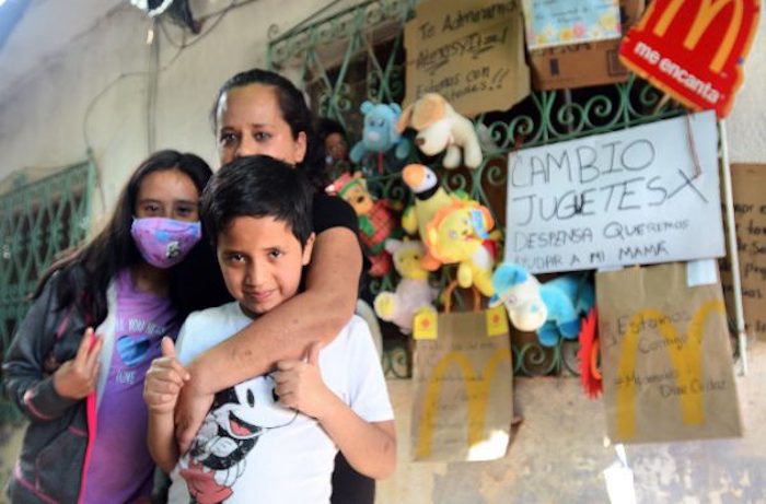 Alexis, un pequeño de 10 años de edad, que el 25 de abril decidió salir a intercambiar sus juguetes por despensa para apoyar la complicada situación que vive su madre, al quedarse sin empleo.
