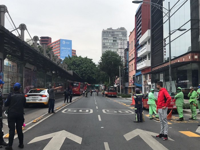 En Insurgentes, esquina con Álvaro Obregón, se registró otro edificio dañado.